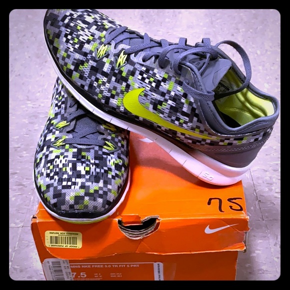 white nike trainers size 5